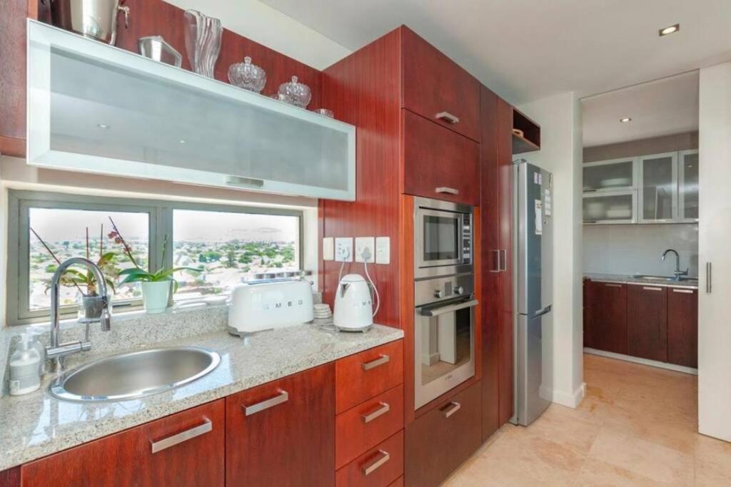 Sea View Paradise: Designer With Mountain Views Cape Town