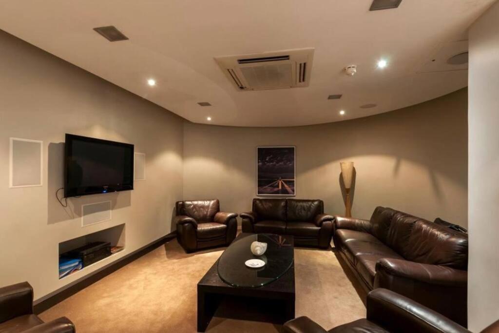 Sea View Paradise: Designer With Mountain Views