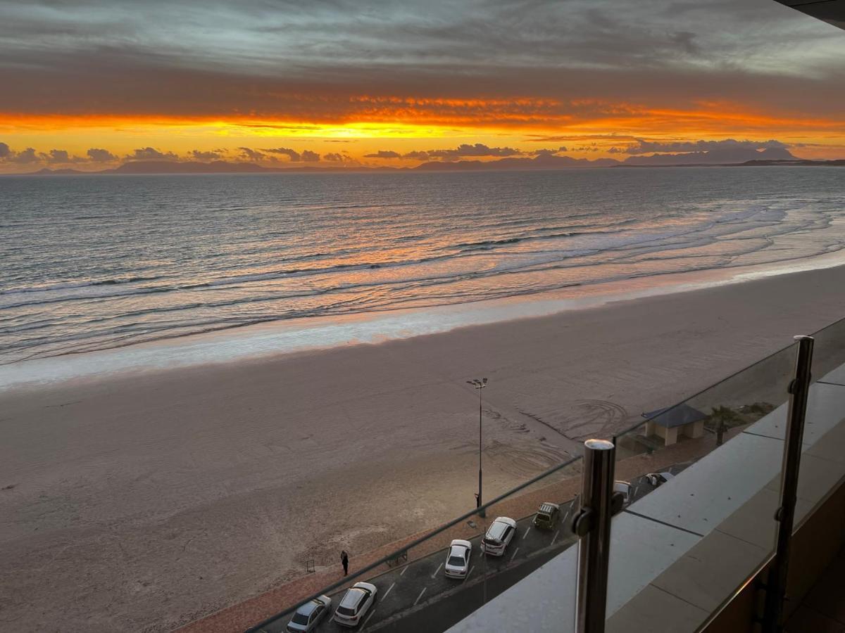 Sea View Paradise: Designer With Mountain Views Apartment Cape Town